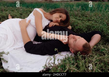 Liebevolles Brautpaar im Freien in den Armen des anderen Stockfoto