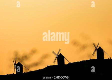 Sonnige Landschaft aus Windmühlen und einem Schloss auf einem Berggipfel Stockfoto