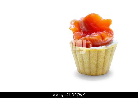 Tartlet mit einer Scheibe gesalzener roter Fische auf weißem Hintergrund isoliert Stockfoto