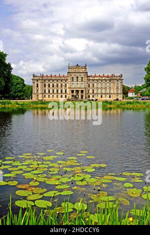 Europa, Deutschland, Mecklenburg-Vorpommern, Ludwigslust, Schloss Ludwigslust, Startseite mit Seerosenteich, erbaut 1772 bis 1776 für Herzog Friedrich Stockfoto