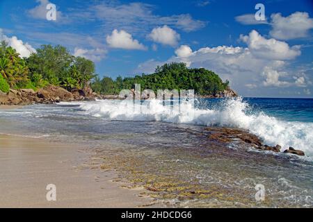 Starke sandbaai an der Riffkante an der Anse Bazarca in Mahe, Seychellen Stockfoto