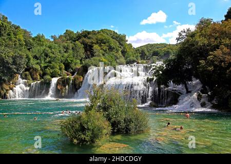 Badende an den untersten Wasserfällen von Skradinski Buk, Krka Nationalpark, Sibenik, Dalmatien, Kroatien, Stockfoto