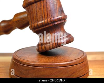 Richters Gavel vor weißem Hintergrund, Nahaufnahme Stockfoto