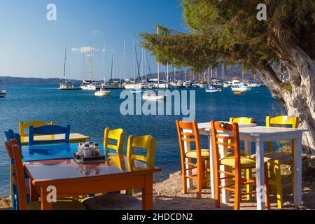 Griechenland, Kykladen, Milos, Restaurant am Strand von Adamis Stockfoto