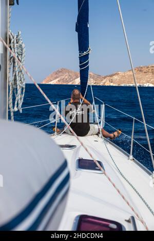 Griechenland, Segeln vor Milos Stockfoto