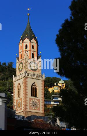 Meran, Kurstadt, Standansicht mit Dom, Kirchturm und Bäumen. Meran, Südtirol, Dolomiten, Italien Stockfoto