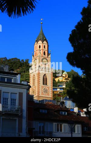 Meran, Kurstadt, Standansicht mit Dom, Kirchturm und Bäumen. Meran, Südtirol, Dolomiten, Italien Stockfoto