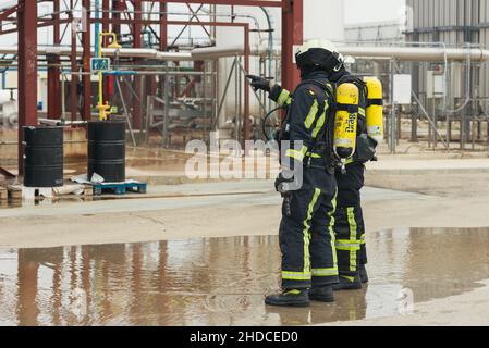 Feuerwehrleute sprechen in einer Trainingseinheit. Solarthermische Anlage. Stockfoto