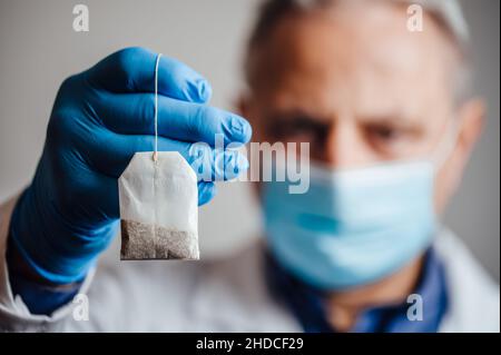 Arzt mit Teebeutel Stockfoto