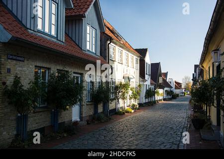 Der Holm ist ein Fischerviertel in Schleswig, ruhiger Lage an der Schlei Stockfoto