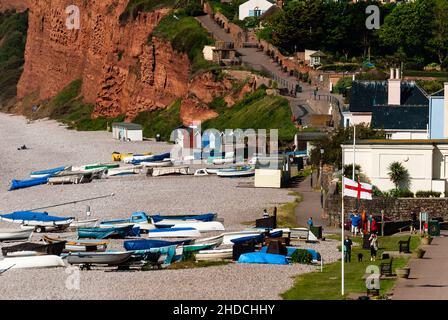 Budleigh Beach. Nahaufnahme der Klippen und Boote. Stockfoto