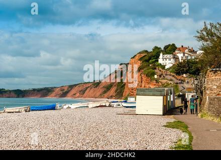 Budleigh Beach. Die Klippen, Boote und Strandhütten. Stockfoto