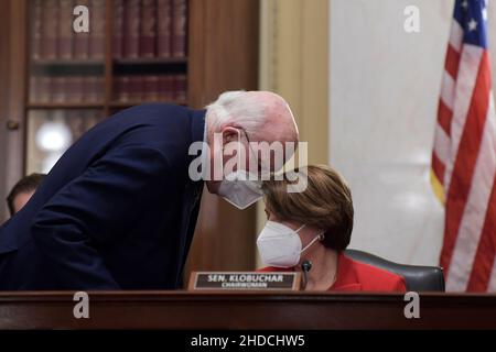 Washington, USA. 05th Januar 2022. Die Senatoren Patrick Leahy (D-VT) und Amy Klobuchar (D-MN) sprechen während einer Anhörung über die Aufsicht der US-Kapitolspolizei nach dem Angriff auf das Kapitol vom 6th. Januar heute am 05. Januar 2021 im Russell Senate/Capitol Hill in Washington DC, USA. (Foto von Lenin Nolly/Sipa USA) Quelle: SIPA USA/Alamy Live News Stockfoto