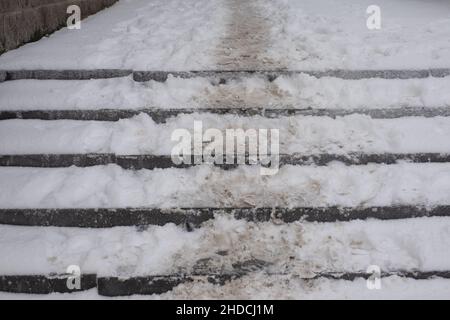 Betontreppen mit Schnee bedeckt, kalter Wintertag Stockfoto