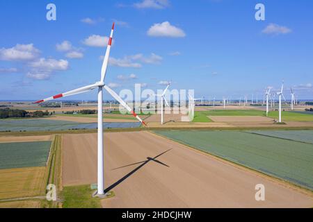 Luftaufnahme über Ackerland mit Windturbinen im Windpark in Nordfriesland, Schleswig-Holstein, Deutschland Stockfoto