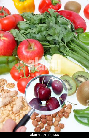 Symbolfoto gesunde Ernährung, Obst, Gemüse, Arbeitnehmererfindergesetz, Kirschen, Erdnüsse, Paproka, Rettich, Tomaten, Walnüsse, Kiwi, Apfel, Stockfoto