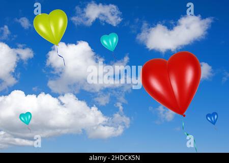 Bunte Herzluftballons vor blauen Himmel, Herzform, Luftballon, Gelb, Rot, Rosa, Blau, cumulus Wolken, Stockfoto