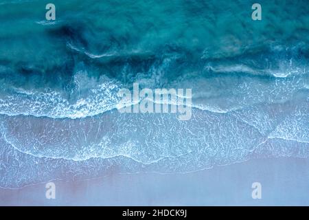 Luftaufnahme des türkisfarbenen Atlantischen Ozeans und des Meeresschaums am Florida Beach Stockfoto