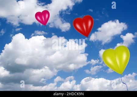 Bunte Herzluftballons vor blauen Himmel, Herzform, Luftballon, cumulus Wolken, rot, gelb, rosa, Stockfoto