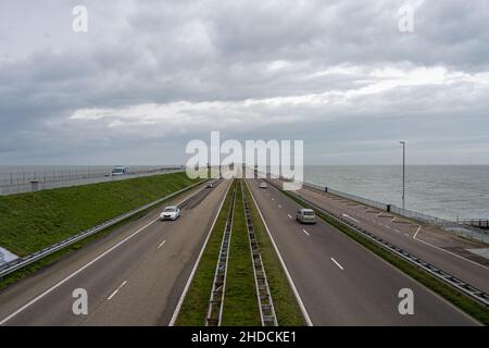 Der Afsluitdijk ist ein großer Damm und Damm in den Niederlanden. Es ist ein grundlegender Teil der größeren Zuiderzee-Werke, die Salzwasser der Nordsee abstauen und in einen Süßwassersee verwandeln Stockfoto