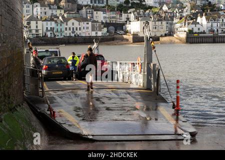 Dartmouth Lower Ferry lädt bei Kingswear mit Fahrzeugen und Passagieren. Schwimmende Plattform auf River Dart. Devon, Großbritannien Stockfoto