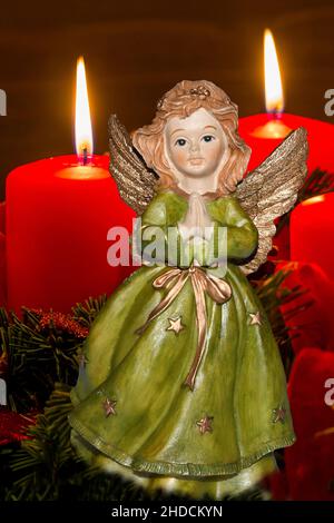 Zwei Engel, Weihnachtsengel, Figur, liest ein Buch, Weihnachten, Advent, Kirche, Religion, Geige, Musikinstrument, 2. Advent, Adventskranz, Stockfoto