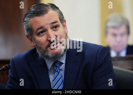 Washington, Usa. 05th Januar 2022. Senator Ted Cruz, R-Texas, befragt den US-Polizeipräsidenten J. Thomas Manger während der Anhörung des Senats für Reglement und Verwaltungsausschuss, um die US-Polizei des Kapitols nach dem Angriff auf das Kapitol am 6. Januar 2021, einen Tag vor dem Jahrestag des Angriffs in Washington, DC am 5. Januar 2022, zu untersuchen. Pool Foto von Tom Williams/UPI Kredit: UPI/Alamy Live Nachrichten Stockfoto