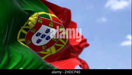 Detail der Nationalflagge Portugals, die an einem klaren Tag im Wind winkt. Demokratie und Politik. Europäisches Land. Selektiver Fokus Stockfoto