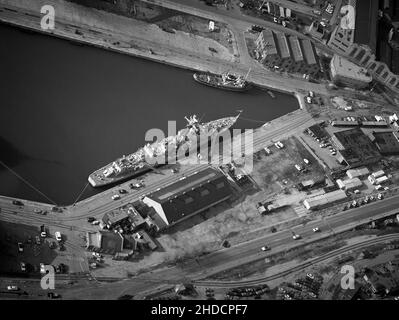 Eine Luftaufnahme der Southampton Docks, die HMS Cavalier an ihren Anlegestellen als Museum zeigt, Southampton, Hampshire, England, Großbritannien Stockfoto