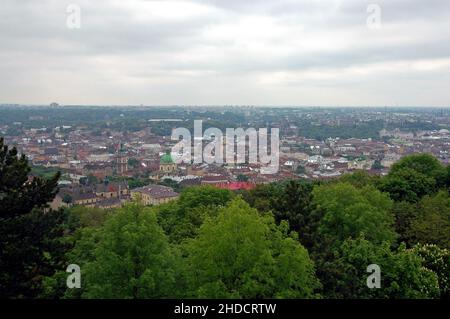 Ansicht von Lviv in der Ukraine aus dem Union of Lublin Mound. Dieser Aussichtspunkt bietet einen guten Ausblick auf die Stadt. Lviv ist auch als Lvov bekannt. Stockfoto