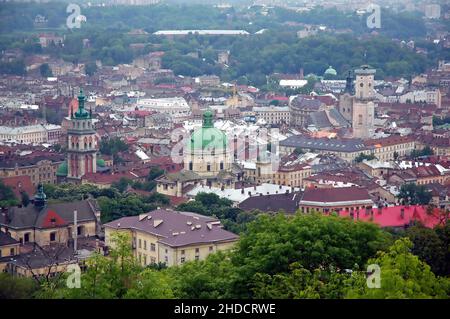 Ansicht von Lviv in der Ukraine aus dem Union of Lublin Mound. Dieser Aussichtspunkt bietet einen guten Ausblick auf die Stadt. Lviv ist auch als Lvov bekannt. Stockfoto