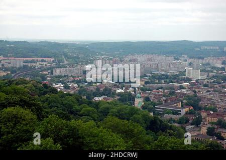 Ansicht von Lviv in der Ukraine aus dem Union of Lublin Mound. Dieser Aussichtspunkt bietet einen guten Ausblick auf die Stadt. Lviv ist auch als Lvov bekannt. Stockfoto