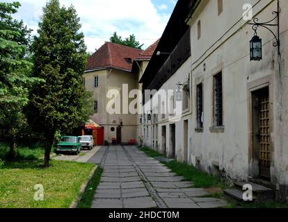 Lviv, Ukraine: Mittelalterliche Gebäude in Lviv zwischen dem Hlyniany Tor und dem Bernadiner Kloster. Die Gebäude sind Teil der Stadtbefestigung. Stockfoto