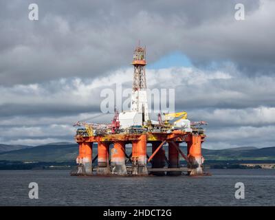 Transocean Leader semi-tauchfähige Bohrplattform, die im Cromarty Firth, Highland, Schottland, vor Anker liegt Stockfoto