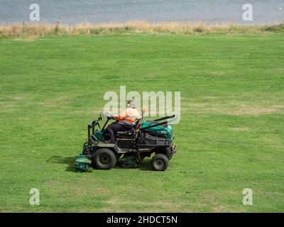 Mann mäht das Gras auf den Links, Cromarty, Black Isle, Highland, Schottland Stockfoto