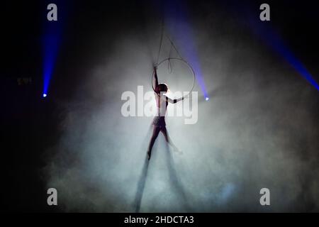 Die Aufführungen der Künstler in der Höhe unter der Kuppel des Zirkus Stockfoto