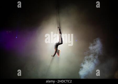 Die Aufführungen der Künstler in der Höhe unter der Kuppel des Zirkus Stockfoto