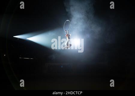 Die Aufführungen der Künstler in der Höhe unter der Kuppel des Zirkus Stockfoto