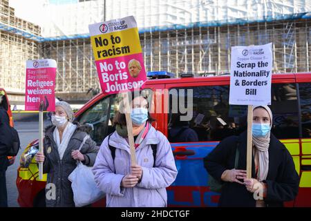 Demonstranten versammelten sich auf dem Hof des Alten Palastes gegenüber dem Parlament, um gegen das Gesetz über Staatsbürgerschaft und Grenzen zu demonstrieren. Stockfoto