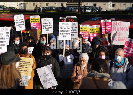 Demonstranten versammelten sich auf dem Hof des Alten Palastes gegenüber dem Parlament, um gegen das Gesetz über Staatsbürgerschaft und Grenzen zu demonstrieren. Stockfoto