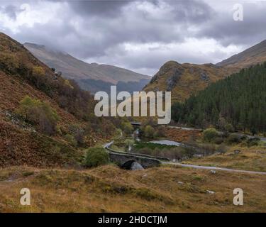 Brücke über den Fluss Shiel in der Nähe der Schlacht von Glenshiel. Glen Shiel, Highland, Schottland Stockfoto