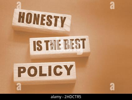 Ehrlichkeit ist die beste Politik Worte in Holzblöcken geschrieben. Vertrauenswürdig, Wahrheit, Überzeugungen und Vereinbarung Geschäftskonzept. Stockfoto