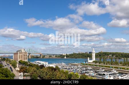 Montreal, Kanada, 10. September 2021: Panoramablick auf die Altstadt von Montreal, den alten Hafen von Montreal mit Leuchtturm und Uhrenturm sowie den Yachtclub und Yachthafen von Montreal Stockfoto