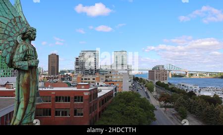 Panoramablick auf das historische Stadtviertel von Montreal, den alten Hafen von Montreal mit Leuchtturm und Uhrenturm sowie den Yachtclub und Yachthafen von Montreal. Stockfoto