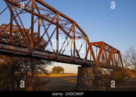 Eisenbahnbrücke, River Bend Road, über Guadalupe River, Texas Hillcountry; Komfort; Texas; Hill Country; Kendall County; Herbst Stockfoto