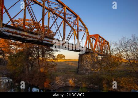 Eisenbahnbrücke, River Bend Road, über Guadalupe River, Texas Hillcountry; Komfort; Texas; Hill Country; Kendall County; Herbst Stockfoto