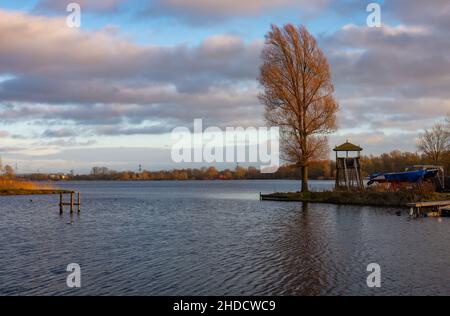 Blick auf den Erholungssee Gaasperplas, südöstlich von Amsterdam, bei Sonnenuntergang Stockfoto