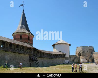 Kamyanets Podilskyi, Ukraine: Kamianets-Podilskyi Schloss, die wichtigste Touristenattraktion der Stadt. Menschen auf dem Schlossgelände erkunden. Stockfoto