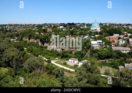 Kamyanets Podilskyi, Ukraine: Blick über die Stadt vom Kamianets-Podilskyi Schloss mit der blau-weißen Kirche St. George und dem Smotrych River. Stockfoto