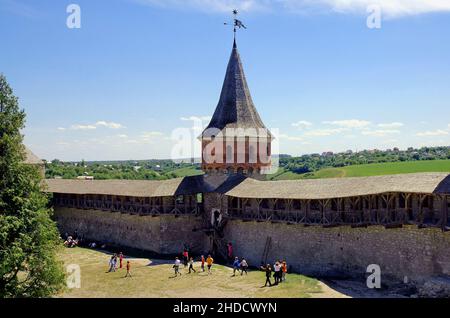 Kamyanets Podilskyi, Ukraine: Kamianets-Podilskyi Schloss, die wichtigste Touristenattraktion der Stadt. Blick auf die Burgmauer und den Turm. Stockfoto